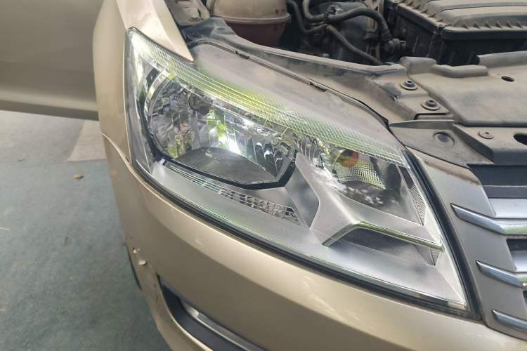 Used Volkswagen Santana 2015 1.6L Manual Comfort Edition Right Front Headlight