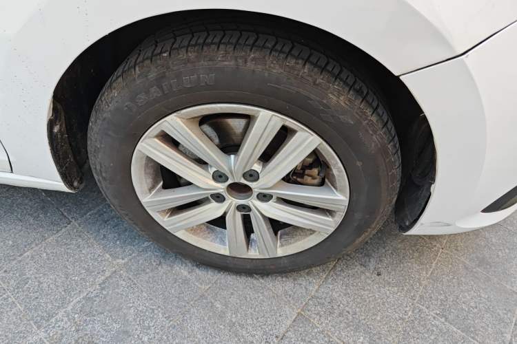 Used Volkswagen Santana 2015 HaoNa 230TSI DSG Comfort Model Right Front Wheel Hub