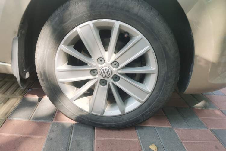 Used Volkswagen Santana 2015 1.6L Automatic Luxury Edition Right Front Wheel Hub