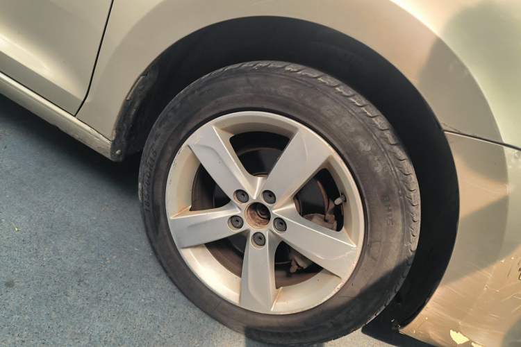 Used Volkswagen Santana 2015 1.6L Manual Comfort Edition Right Front Wheel Hub