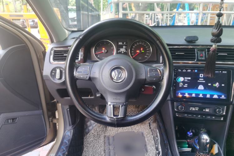 Used Volkswagen Santana 2015 1.6L Automatic Luxury Edition Steering Wheel