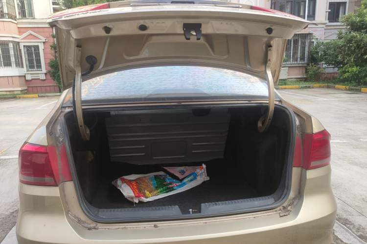 Used Volkswagen Santana 2015 1.6L Manual Fashion Edition Trunk