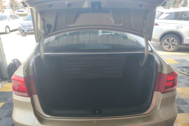 Used Volkswagen Santana 2015 1.6L Automatic Comfort Edition Trunk