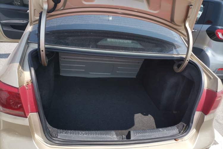 Used Volkswagen Santana 2015 1.6L Automatic Luxury Edition Trunk