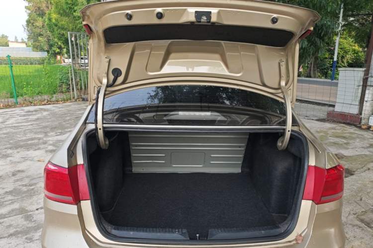 Used Volkswagen Santana 2015 1.6L Manual Fashion Edition Trunk