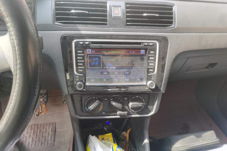Used Volkswagen Santana 2016 1.6L Manual Fashion Edition Audio And AC Panel