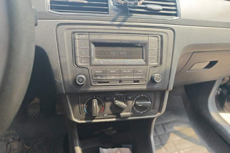 Used Volkswagen Santana 2016 1.4L Manual Fashion Edition Audio And AC Panel