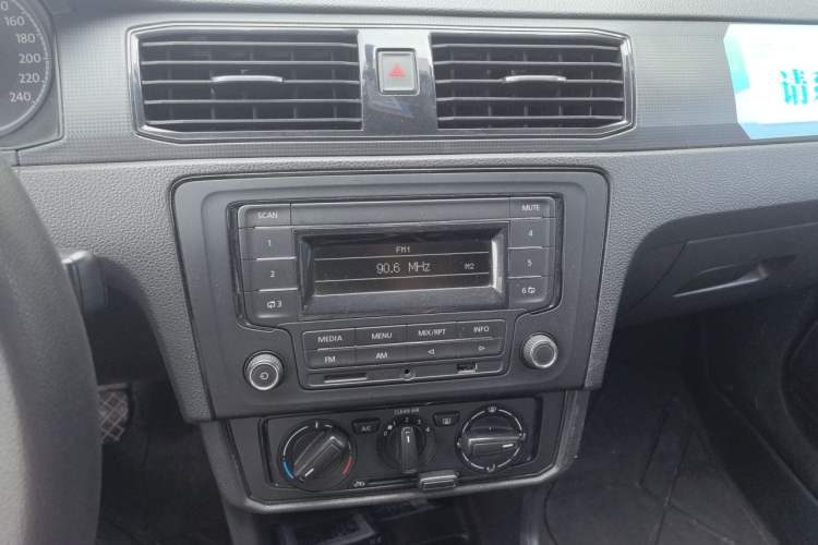 Used Volkswagen Santana 2016 1.6L Manual Fashion Edition Audio And AC Panel