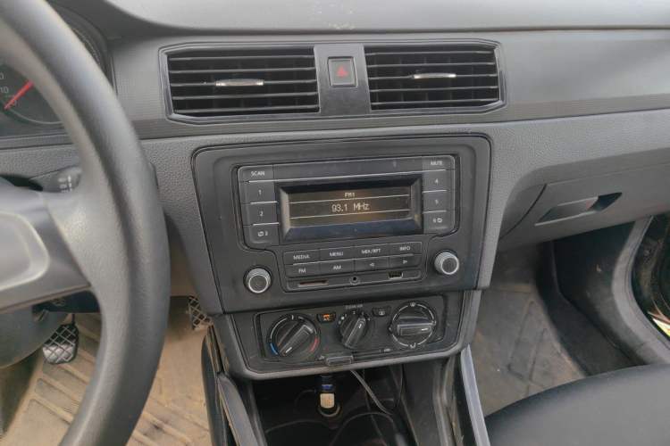 Used Volkswagen Santana 2016 1.6L Manual Fashion Edition Audio And AC Panel
