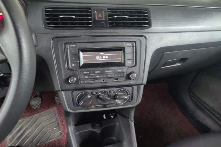 Used Volkswagen Santana 2016 1.6L Manual Fashion Edition Audio And AC Panel