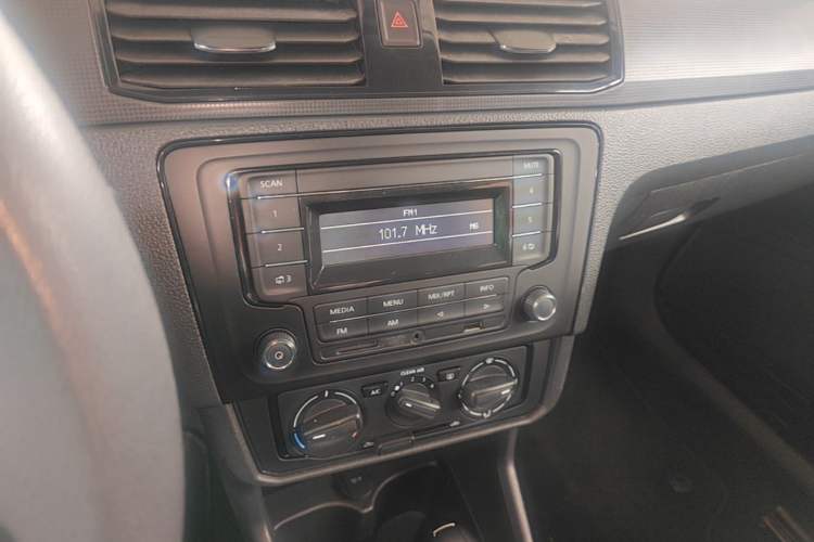 Used Volkswagen Santana 2016 1.6L Automatic Fashion Edition Audio And AC Panel