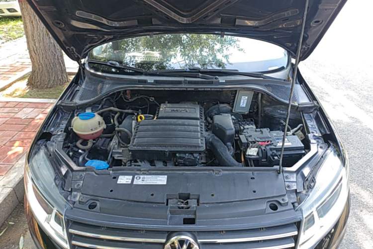 Used Volkswagen Santana 2016 1.6L Manual Fashion Edition Engine Bay