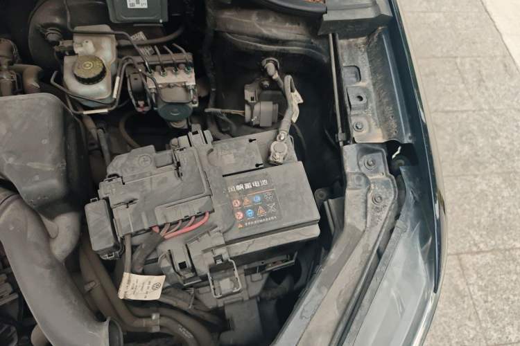 Used Volkswagen Santana 2016 1.6L Manual Fashion Edition Engine Bay Left