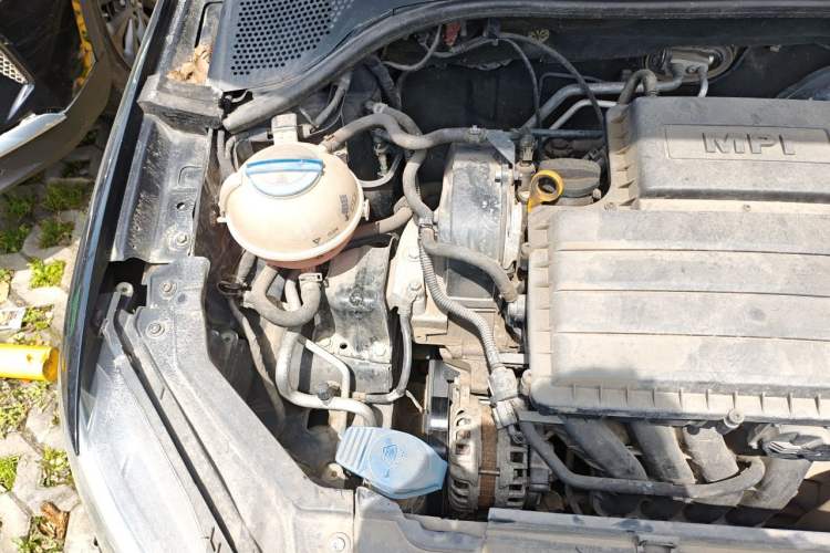 Used Volkswagen Santana 2016 1.6L Manual Comfort Edition Engine Bay Right