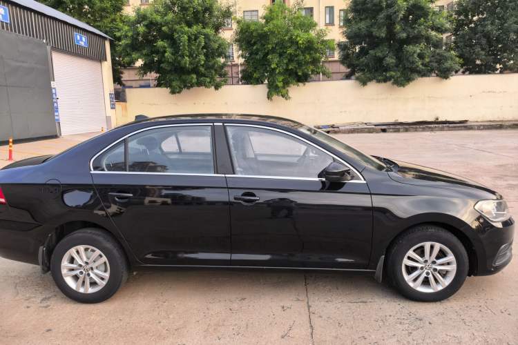 Used Volkswagen Santana 2016 1.6L Manual Fashion Edition Exterior 1