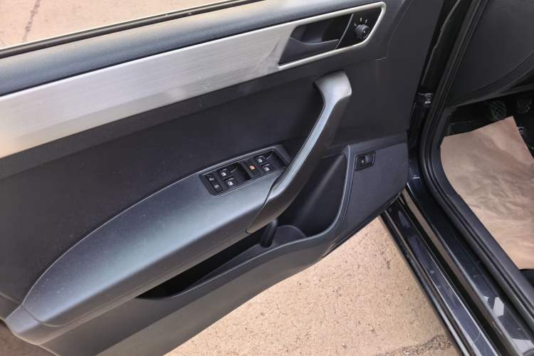 Used Volkswagen Santana 2016 1.6L Manual Fashion Edition Interior 1