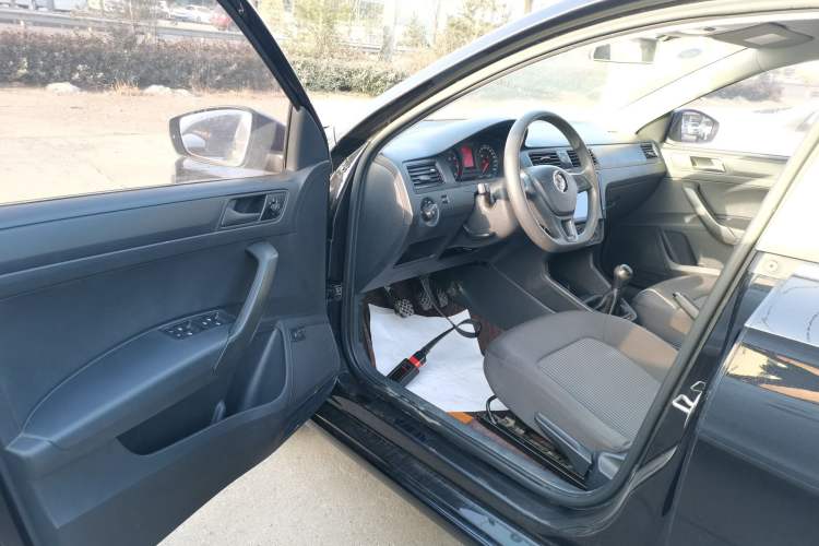 Used Volkswagen Santana 2016 1.4L Manual Fashion Edition Interior 3