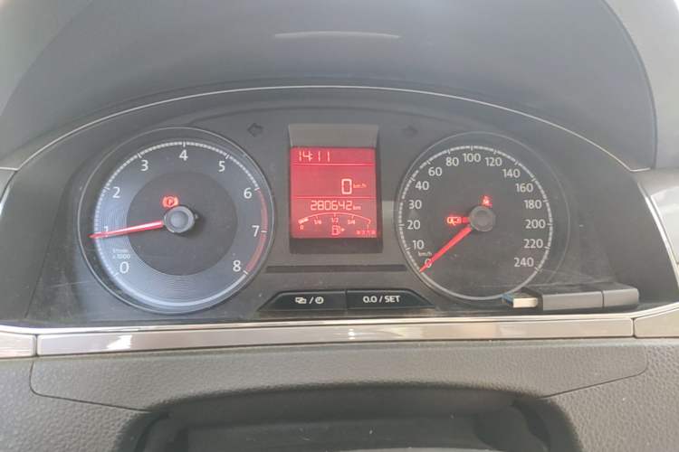 Used Volkswagen Santana 2016 1.6L Manual Comfort Edition Odometer Close Up