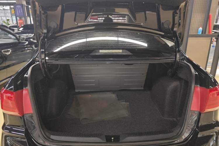 Used Volkswagen Santana 2016 1.6L Manual Fashion Edition Trunk
