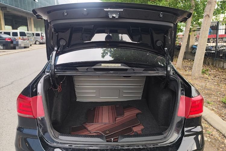 Used Volkswagen Santana 2016 1.4L Manual Fashion Edition Trunk
