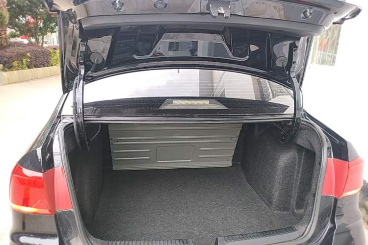 Used Volkswagen Santana 2016 1.4L Manual Fashion Edition Trunk