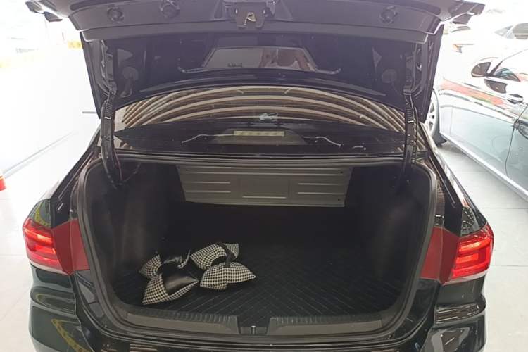 Used Volkswagen Santana 2016 1.6L Automatic Comfort Edition Trunk