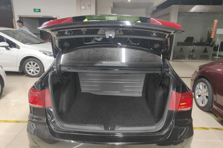Used Volkswagen Santana 2016 1.6L Automatic Fashion Edition Trunk