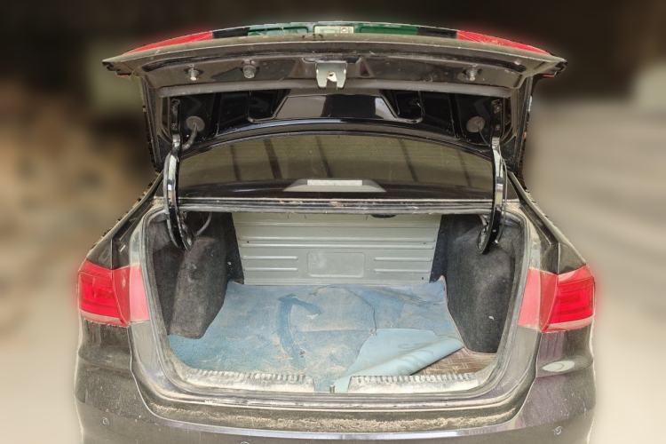 Used Volkswagen Santana 2016 1.6L Manual Fashion Edition Trunk
