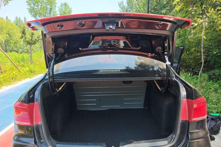 Used Volkswagen Santana 2016 1.4L Manual Fashion Edition Trunk