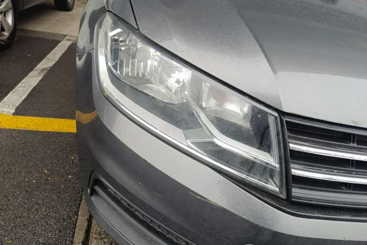 Used Volkswagen Santana 2016 1.6L Automatic Fashion Edition Right Front Headlight