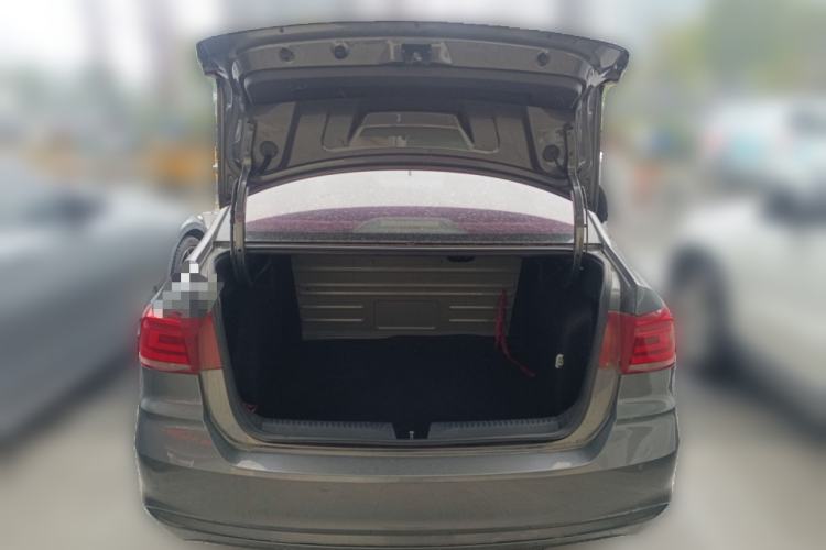 Used Volkswagen Santana 2016 1.6L Automatic Fashion Edition Trunk