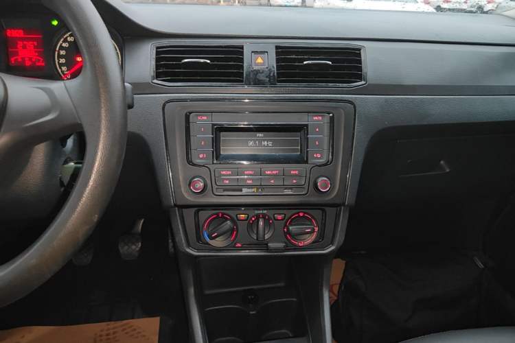 Used Volkswagen Santana 2016 1.6L Manual Fashion Edition Audio And AC Panel