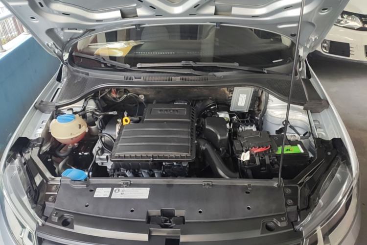 Used Volkswagen Santana 2016 1.6L Manual Fashion Edition Engine Bay