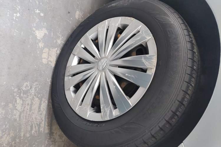 Used Volkswagen Santana 2016 1.6L Manual Fashion Edition Right Front Wheel Hub