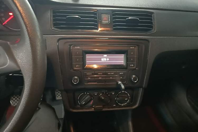 Used Volkswagen Santana 2016 1.6L Manual Fashion Edition Audio And AC Panel