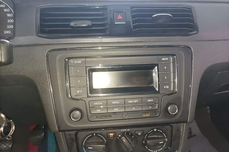 Used Volkswagen Santana 2016 1.6L Manual Fashion Edition Audio And AC Panel