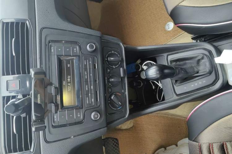 Used Volkswagen Santana 2016 1.6L Automatic Fashion Edition Audio And AC Panel