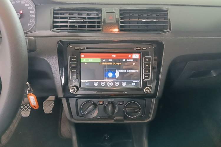 Used Volkswagen Santana 2016 1.6L Manual Fashion Edition Audio And AC Panel