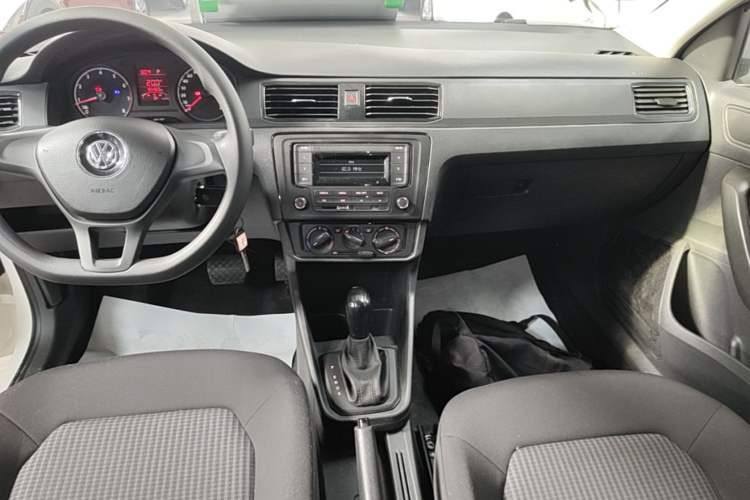 Used Volkswagen Santana 2016 1.6L Automatic Fashion Edition Audio And AC Panel