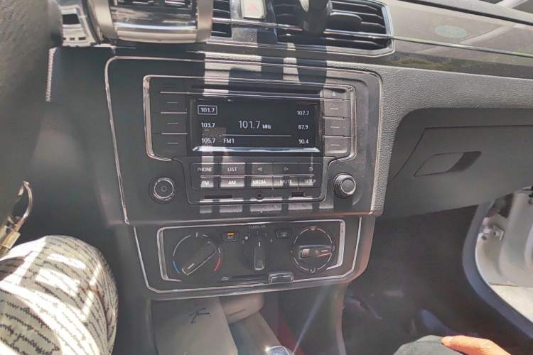 Used Volkswagen Santana 2016 1.6L Automatic Comfort Edition Audio And AC Panel