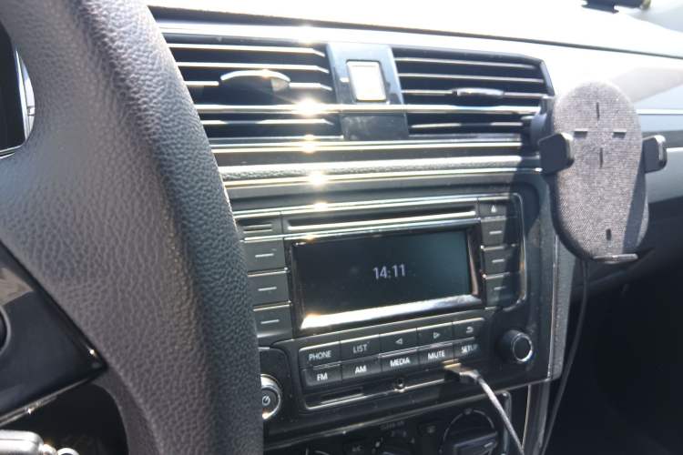 Used Volkswagen Santana 2016 1.6L Automatic Comfort Edition Audio And AC Panel