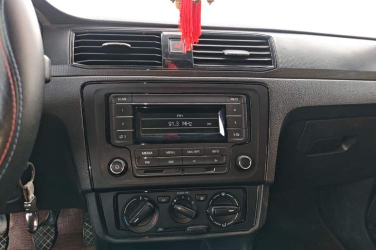 Used Volkswagen Santana 2016 1.4L Manual Fashion Edition Audio And AC Panel