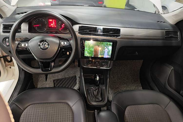 Used Volkswagen Santana 2016 1.6L Automatic Comfort Edition Audio And AC Panel