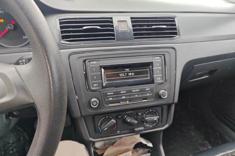 Used Volkswagen Santana 2016 1.6L Manual Fashion Edition Audio And AC Panel