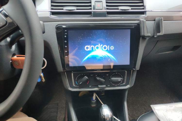 Used Volkswagen Santana 2016 1.6L Automatic Comfort Edition Audio And AC Panel