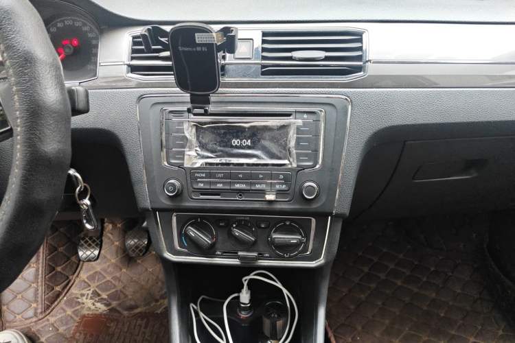 Used Volkswagen Santana 2016 1.6L Manual Comfort Edition Audio And AC Panel
