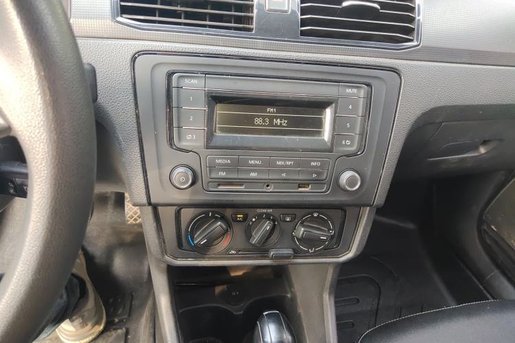 Used Volkswagen Santana 2016 1.6L Automatic Fashion Edition Audio And AC Panel