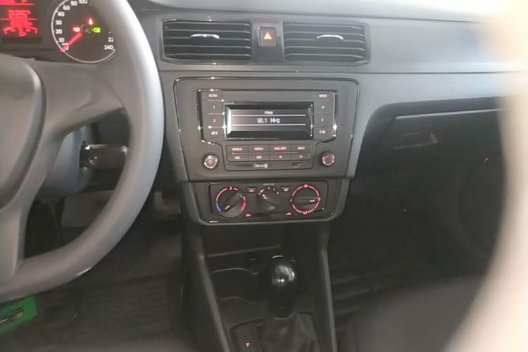 Used Volkswagen Santana 2016 1.6L Automatic Fashion Edition Audio And AC Panel