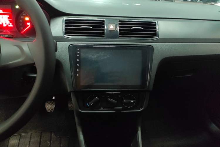 Used Volkswagen Santana 2016 1.6L Manual Fashion Edition Audio And AC Panel