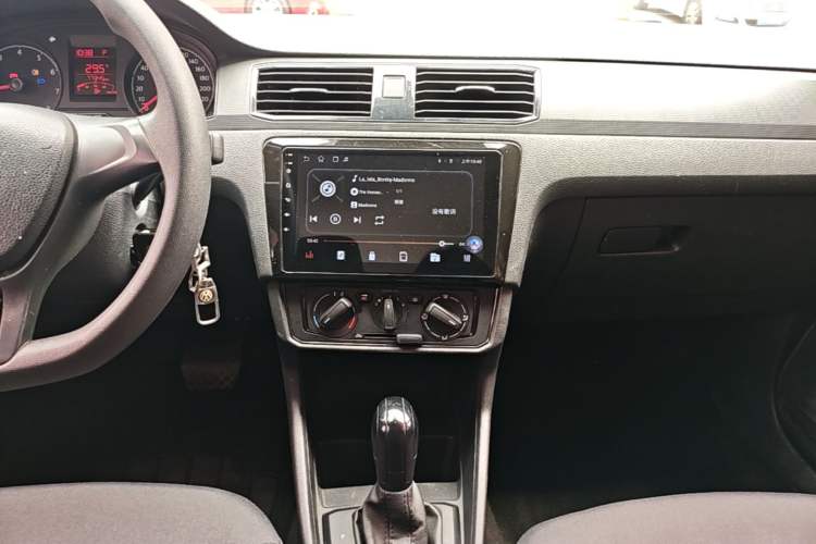 Used Volkswagen Santana 2016 1.6L Automatic Fashion Edition Audio And AC Panel